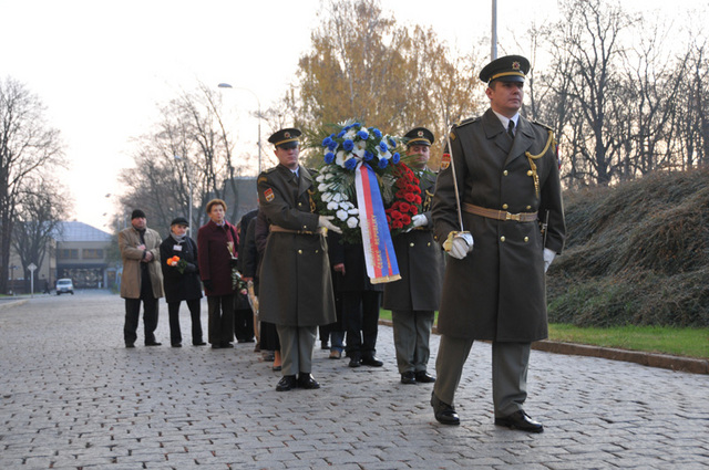Pietní vzpomínka se konala za účasti vojáků Čestné stráže AČR