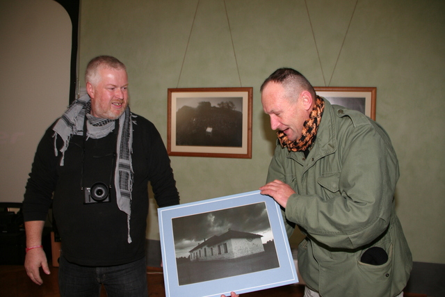 Jiří Hokův předává plk. Klinovskému fotografii s budovou školy v obci Gornij Sibovac, kde si jeho jednotka v roce 1999 vybudovala první základnu