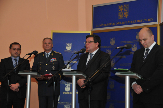 Ministr obrany Alexandr Vondra informoval o současném vývoji ve věci transportních letounů CASA. Rozhodl také, že se zatím nemají prodávat letouny An, které armáda už více jak třičtvrtě roku neprovozuje
