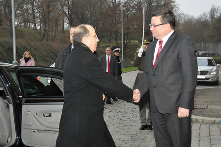 Ministr obrany Alexandr Vondra vítá izraelského místopředsedu vlády Moše Jaalona 