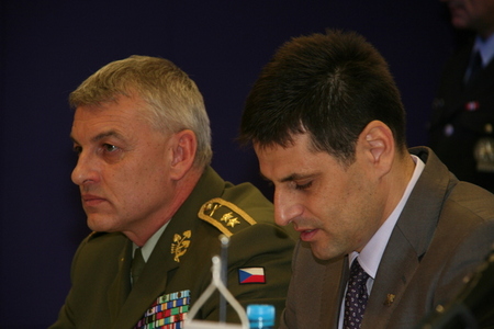 Účastníky konference pozdravili generálmajor František Malenínský a Michael Hrbata