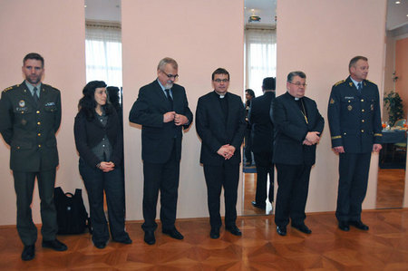 Účastníci před slavnostním podepsání dodatku v Zrcadlovém salonku na Ministerstvu obrany ČR