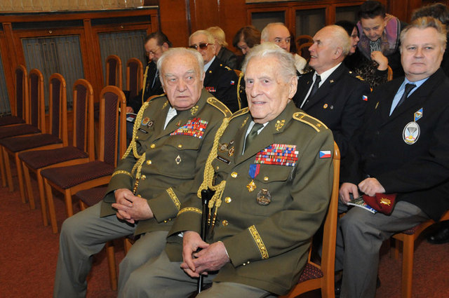 V popředí přímí účastníci bojů 2. světové války, zleva: generálové Miroslav Masopust a Alexander Beer