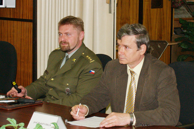 Děkan FEM plk. Ing. Vladan Holcner, Ph.D. a rektor UO prof. Ing. Rudolf Urban, CSc.
