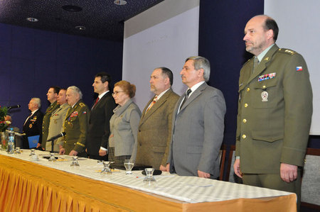 V čestném předsednictvu zasedla řada významných hostů  - v popředí plukovník Aleš Knížek, ředitel VHÚ Praha
