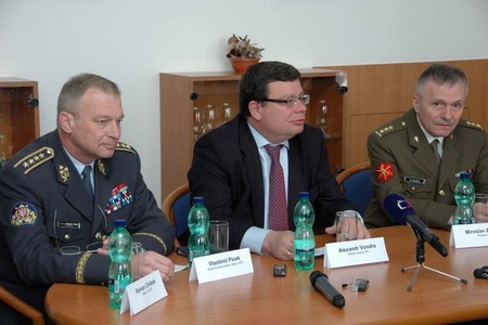 Z tiskové konference. Zleva: náčelník GŠ AČR armádní generál Vlastimil Picek, ministr obrany Alexandr Vondra a ředitel ÚVN Miroslav Zavoral