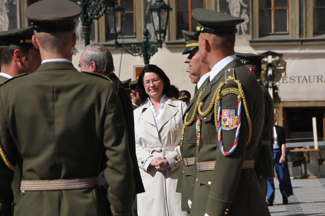 Před zahájením smutního pochodu - mezi vojáky Čestné stráže AČR předsedkyně Poslanecké sněmovny PČR Miroslava Němcová