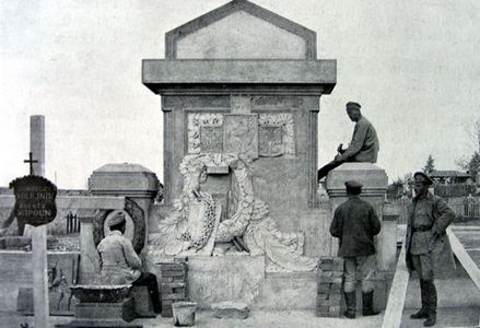 Výstavba pomníku v Čeljabinsku od sochaře Josefa Šebora započala 15. 7. 1918 a dokončena byla 27. 9. 1918. Ve dvacátých letech byl hřbitov zrušen a na jeho místě vznikla obytná zástavba.