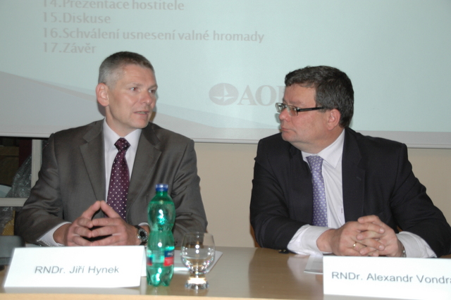 Prezident Asociace obranného a bezpečnostního průmyslu České republiky Jiří Hynek a ministr obrany Alexandr Vondra 