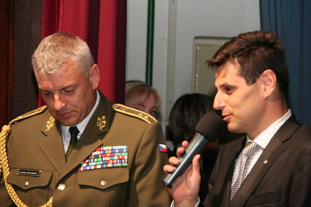 Ceny soutěžícím v kategorii MO ČR předali Michael Hrbata a genmjr. František Malenínský