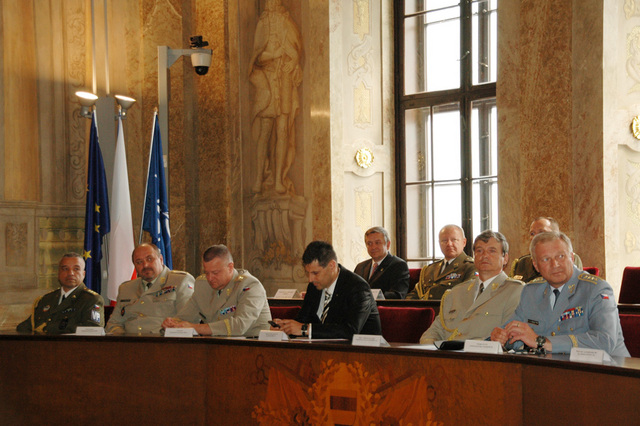 Slavnostního ceremoniálu ukončení studia resortních kurzů se zúčastnili kromě zástupců Univerzity obrany hosté z ministerstva obrany a Generálního štábu AČR