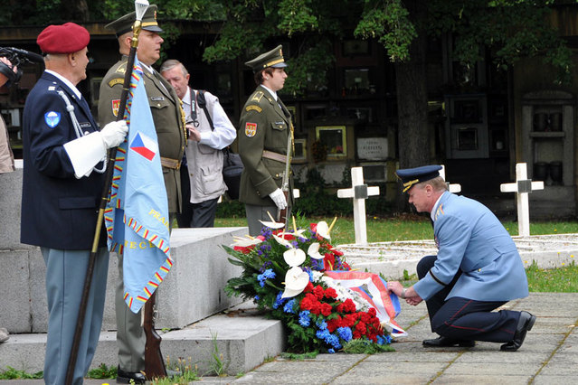 Věnec prezidenta republiky položil k památníku československých legionářů plukovník Zdeněk Ševčík