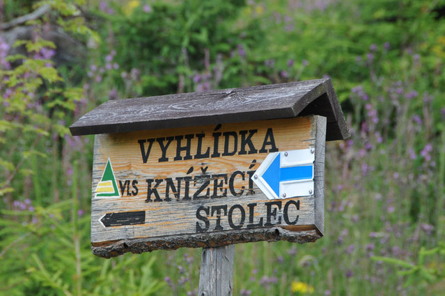 Po modré značce se k rozhledně mohou turisté vypravit zatím vždy jen ve stanovenou dobu o státních svátcích a sobotách a nedělích. Výchozí bod je v Uhlíkově.