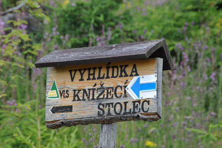 Po modré značce se k rozhledně mohou turisté vypravit zatím vždy jen ve stanovenou dobu o státních svátcích a sobotách a nedělích. Výchozí bod je v Uhlíkově.