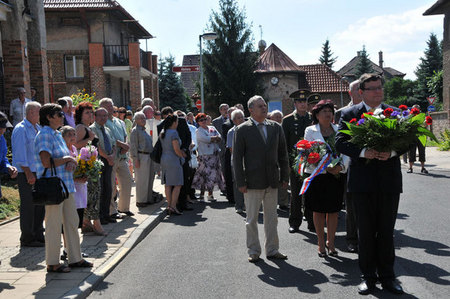 Hosté pietní vzpomínky na Jarošově ulici v Lounech před zahájením ceremoniálu