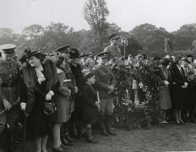 Jan Sergěj Ingr při projevu ve stanovém táboře čs. armády v Cholmondeley (1940)