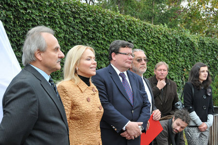 Čestní hosté slavnostního odhalení busty v litoměřickém parku Václava Havla