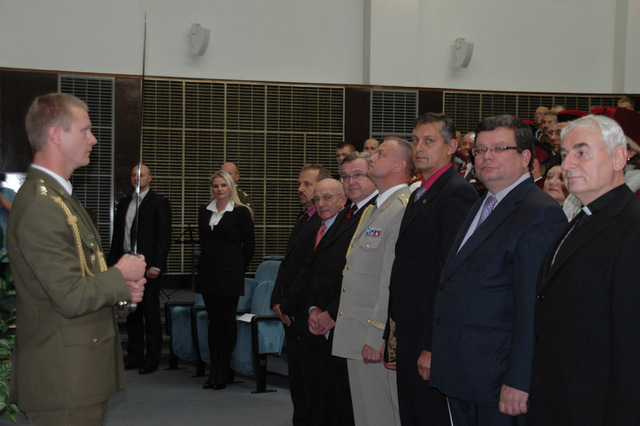  Inaugurace rektora-velitele Univerzity  obrany se zúčastnili významní hosté. Zprava: brněnský biskup Mons. Vojtěch Cikrle, ministr obrany Alexandr Vondra, senátor Jozef Regec, zástupce náčelníka generálního štábu genmjr. Miroslav Žižka, senátor Miloš Janeček a další.