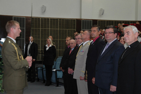  Inaugurace rektora-velitele Univerzity  obrany se zúčastnili významní hosté. Zprava: brněnský biskup Mons. Vojtěch Cikrle, ministr obrany Alexandr Vondra, senátor Jozef Regec, zástupce náčelníka generálního štábu genmjr. Miroslav Žižka, senátor Miloš Janeček a další.