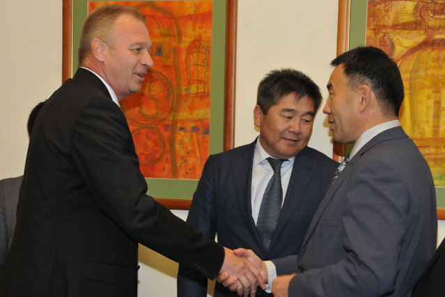 První náměstek ministra obrany Vlastimil Picek se zdraví s členy mongolské deelgace