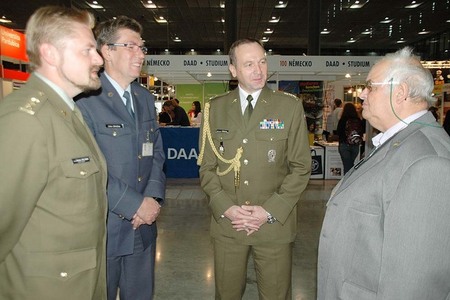 Děkan FEM plk. Holcner, děkan FVT plk. Dražan a rektor UO plk. Přikryl s profesorem Honzíkem, zakladatelem veletrhu Gaudeamus
