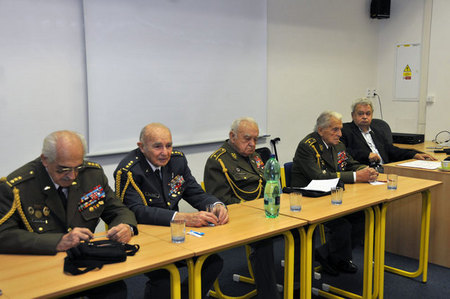 Hlavní aktéři besedy na Gymnáziu Nad Štolou na pražské Letné