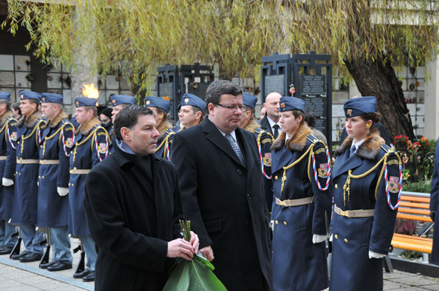 Pohřbu s vojenskými poctami se zúčastnil ministr obrany Alexandr Vondra (v doprovodu pracovníka Protokolu MO Karla Míška)