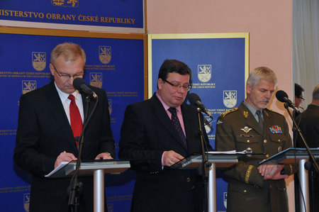 Hlavní aktéři tiskové konference věnované schváleným koncepcím a budoucí podobě rezortu MO ČR
