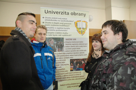 O profesi vojáka je zájem – středoškoláci se hlásí na Univerzitu obrany