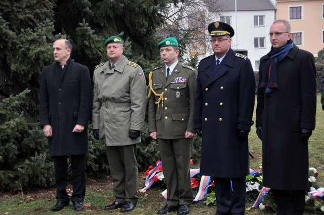 Čestní hosté slavnostního odhalení základního kamene k pomníku generálu Rudolfu Pernickému