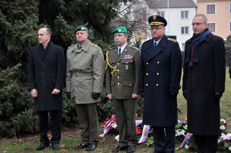 Čestní hosté slavnostního odhalení základního kamene k pomníku generálu Rudolfu Pernickému