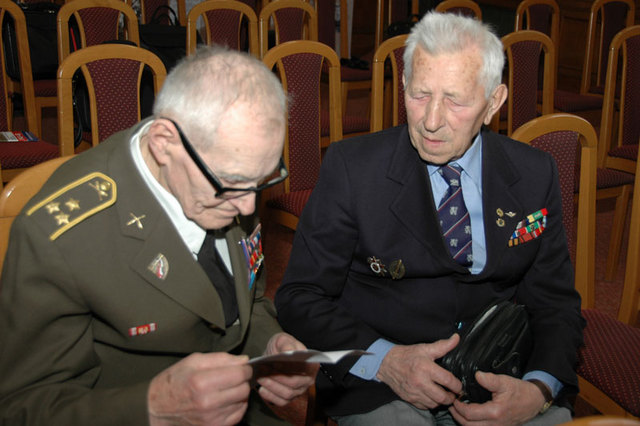 Před zahájením slavnostního shromáždění skromní hrdinové - váleční veteráni měli možnost setkat se s kamarády s nimiž se zúčastnili nelehkých bojů. Ty je spojily na život a na smrt