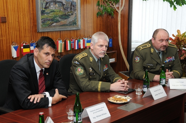 Podpisu memoranda se zúčastnili náměstek ministra obrany pro personalistiku Michael Hrbata, náčelník Generálního štábu AČR generálporučík Petr Pavel a velitel společných sil brigádní generál Ján Gurník