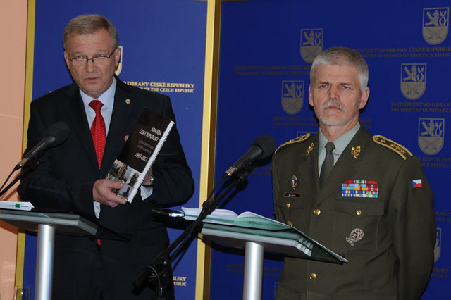 První náměstek ministra obrany Vlastimil Picek představil v úvodu tiskové konference publikaci mapující důležité milníky na dvacetileté cestě AČR