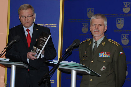 První náměstek ministra obrany Vlastimil Picek představil v úvodu tiskové konference publikaci mapující důležité milníky na dvacetileté cestě AČR