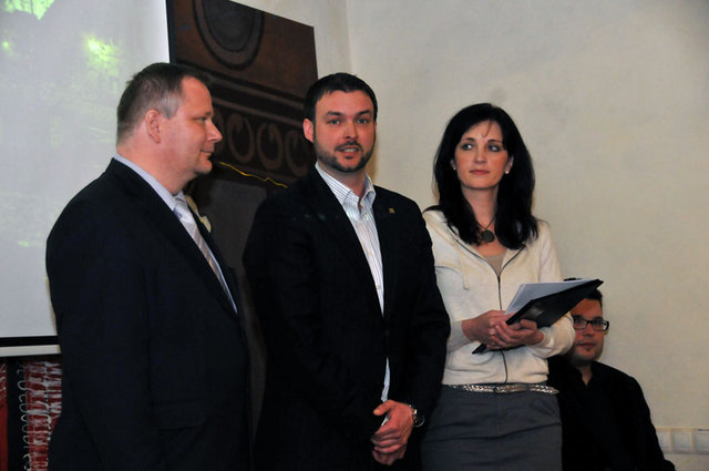 Průvodci slavnostního večera - zleva: Radek Komoráš a Radka Mašková vzali do svého středu místostarostu Jana Novotného, který připomněl předcházející ročníky Borešovy ceny a poděkoval za reprezentaci královského města Žatce