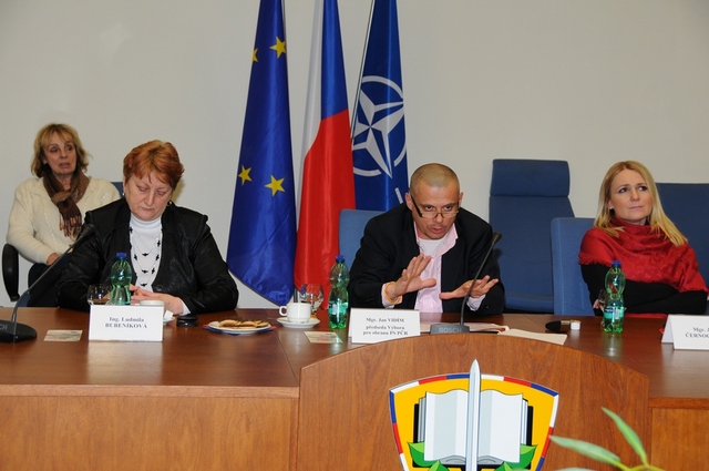 Předseda Výboru pro obranu PS PČR Jan Vidím hovoří k účastníkům zasedání