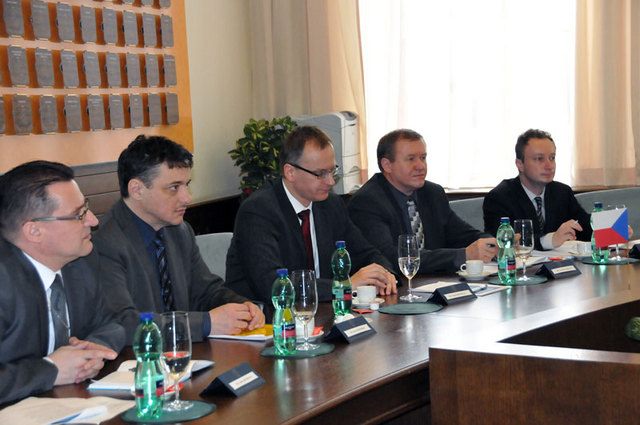 Českou stranu vedl první náměstek ministra obrany Daniel Koštoval ( uprostřed)