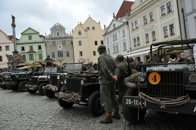 Letošní setkání Modrých baretů zapadlo do oslav osvobození Českého Krumlova americkými vojáky. Vhodnou kulisu potom dotvářela historická vozidla na krumlovském náměstí