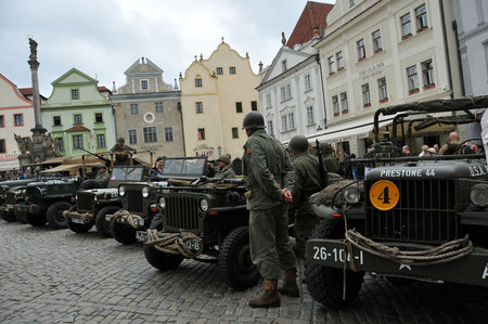 Letošní setkání Modrých baretů zapadlo do oslav osvobození Českého Krumlova americkými vojáky. Vhodnou kulisu potom dotvářela historická vozidla na krumlovském náměstí