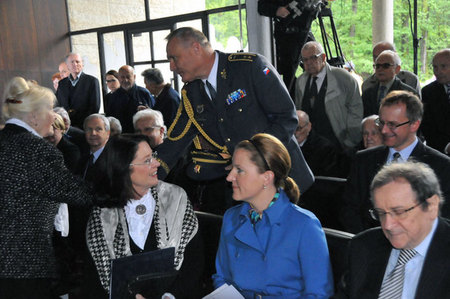 Generálmajor Bohuslav Dvořák se zdraví s předsedkyní Konfederace politických vězňů Naděždou Kavalírovou