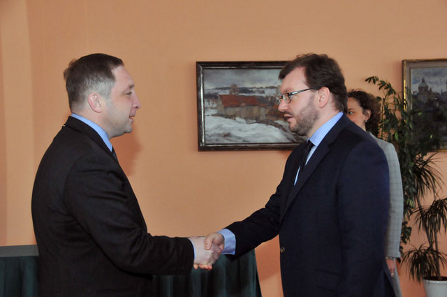 Delegaci gruzínského státního tajemníka přivítal zástupce ředitele Sekce obranné politiky a strategie Ministerstva obrany ČR  Jan Jireš (vpravo)