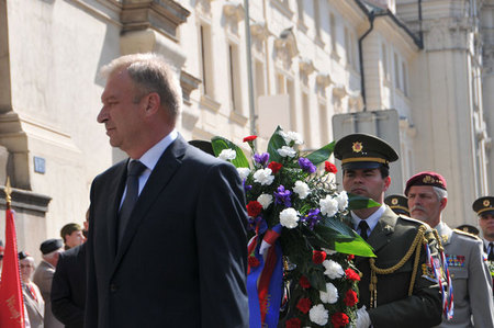Po představitelích prezidentské kanceláře a Parlamentu ČR položil věnec Vlády ČR ministr obrany Vlastimil Picek