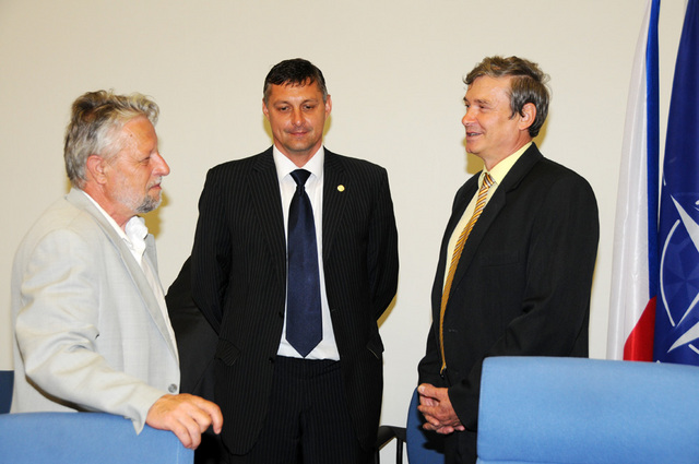  Zleva: místopředseda výboru František Bublan, předseda výboru Jozef Regec a prorektor pro marketing a vnější vztahy UO prof. Rudolf Urban