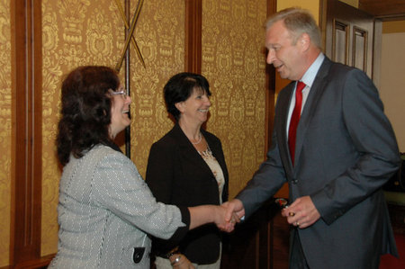 Ministr obrany Vlastimil Picek se pozdravil s oběma předsedkyněma, zleva: Dagmar Šormovou a Jitkou Šebkovou