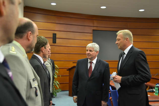 Vlastimil Picek (vpravo) představuje premiérovi Rusnokovi členy Kolegia ministra obrany