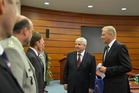 Vlastimil Picek (vpravo) představuje premiérovi Rusnokovi členy Kolegia ministra obrany