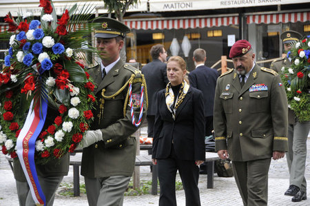 Smuteční věnec Ministerstva obrany a Generálního štábu AČR položili u Pomníku československých zahraničních letců v pražských Dejvicích náměstkyně Lenka Ptáčková Melicharová a zástupce náčelníka GŠ AČR - ředitel SOC MO generál Aleš Opata