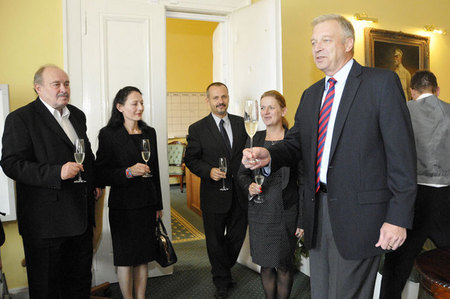 Ministr obrany Vlastimil Picek pozval představitele Folklorního sdružení na přátelské setkání s číší vína. Spolu s ním se zúčastnili také náměstkyně pro personalistiku Lenka Ptáčková Melicharová a ředitel jeho kabinetu František Šulc