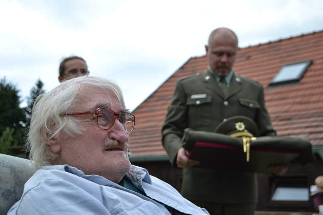 Jeden z přísně utajených dárků je konečně odhalen – povýšení do hodnosti majora